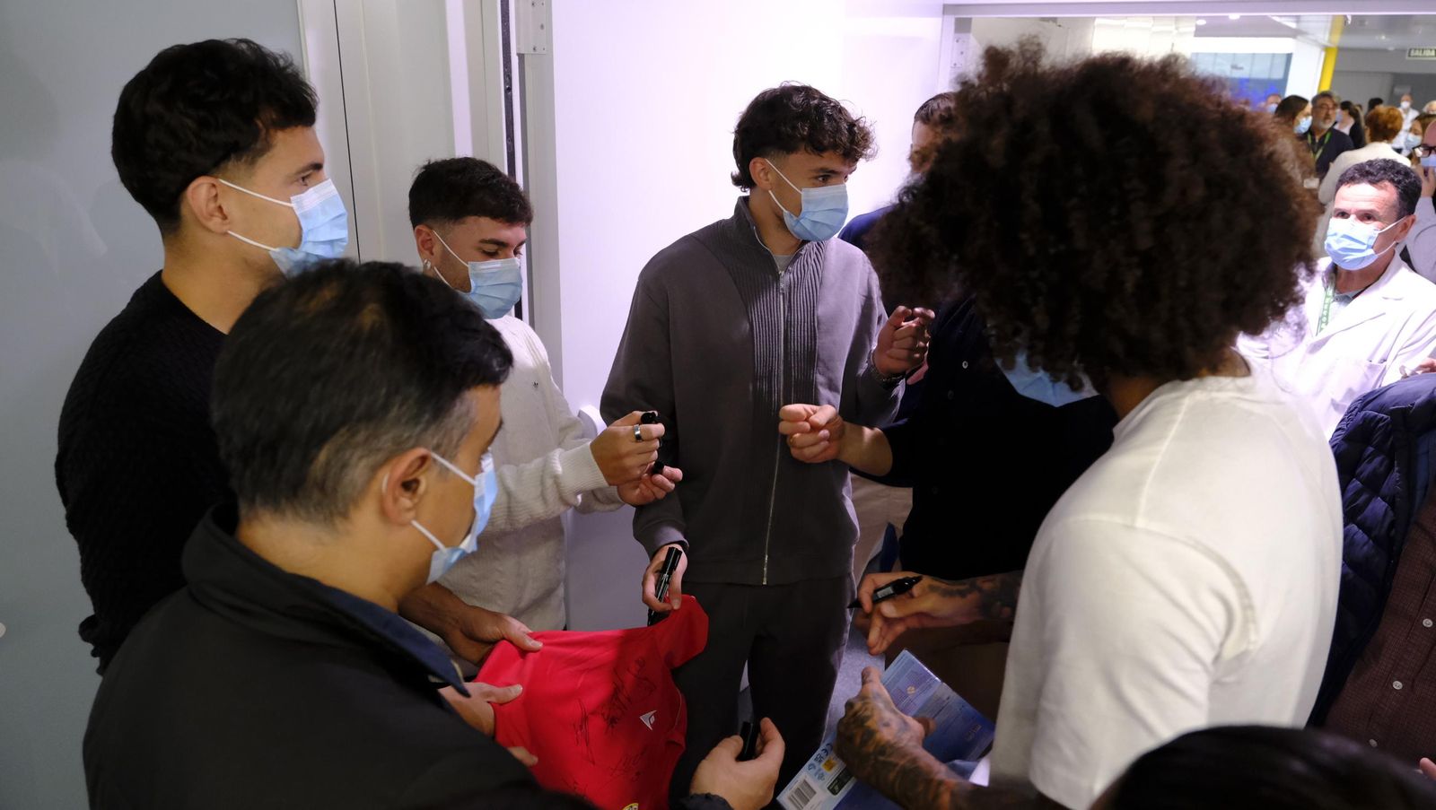 Las imágenes de la visita de los jugadores del Almería a los niños de Torrecárdenas