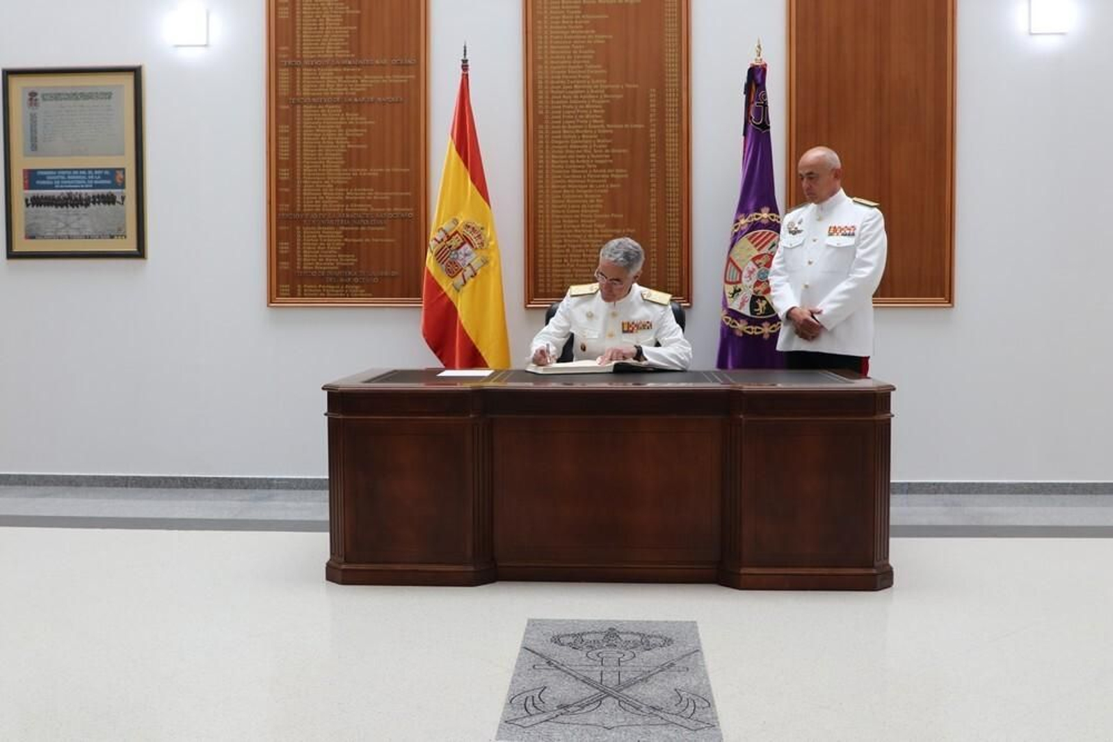 Las imágenes de la visita del AJEMA a las unidades de Infantería de Marina en San Fernando