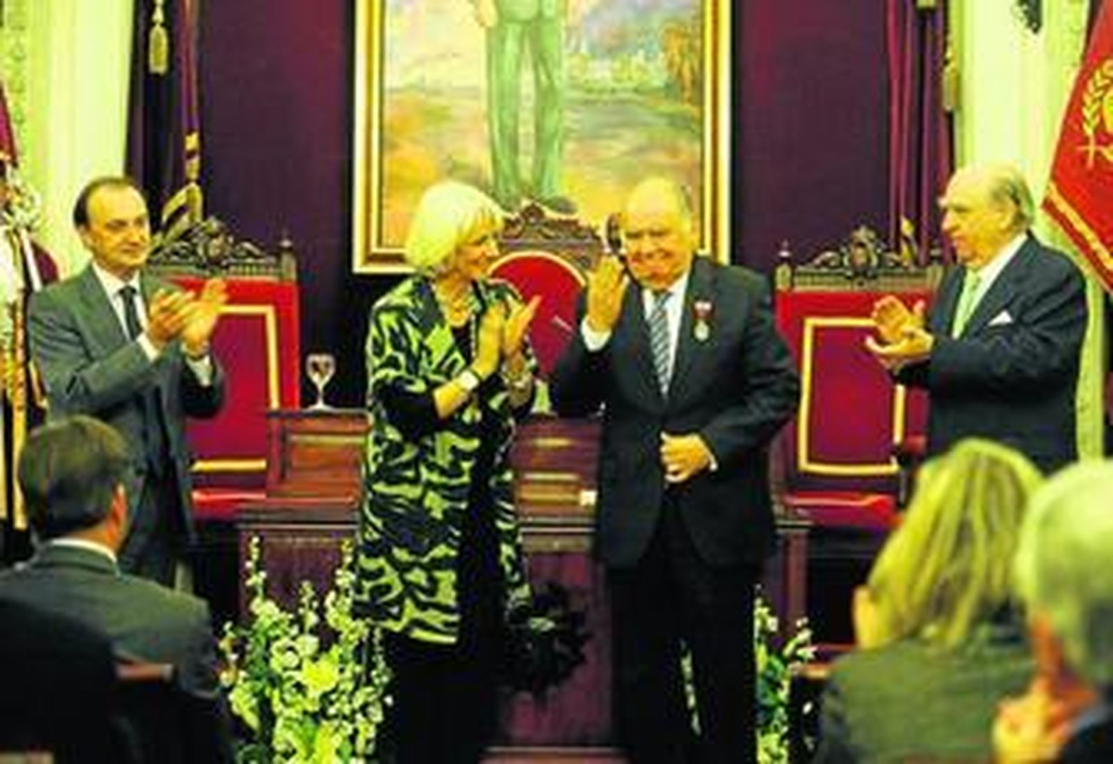 El secretario general iberoamericano, Enrique Iglesias, saluda tras recibir la Medalla de Oro de Cádiz.