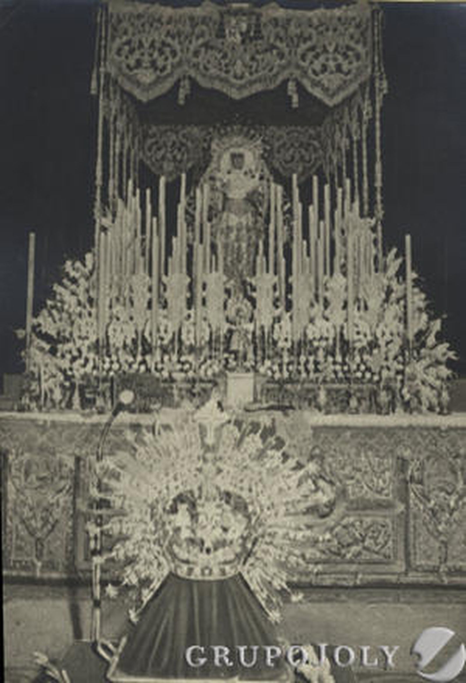 La Macarena, en el paso, ante la corona.