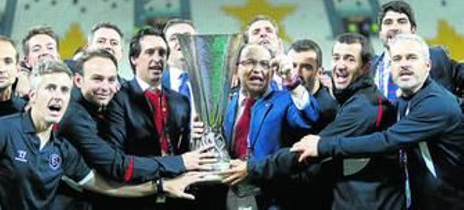 Unai Emery, varios miembros de su cuerpo técnico y José Castro posan con la recién conquistada copa de la UEFA Europe League en Turín.