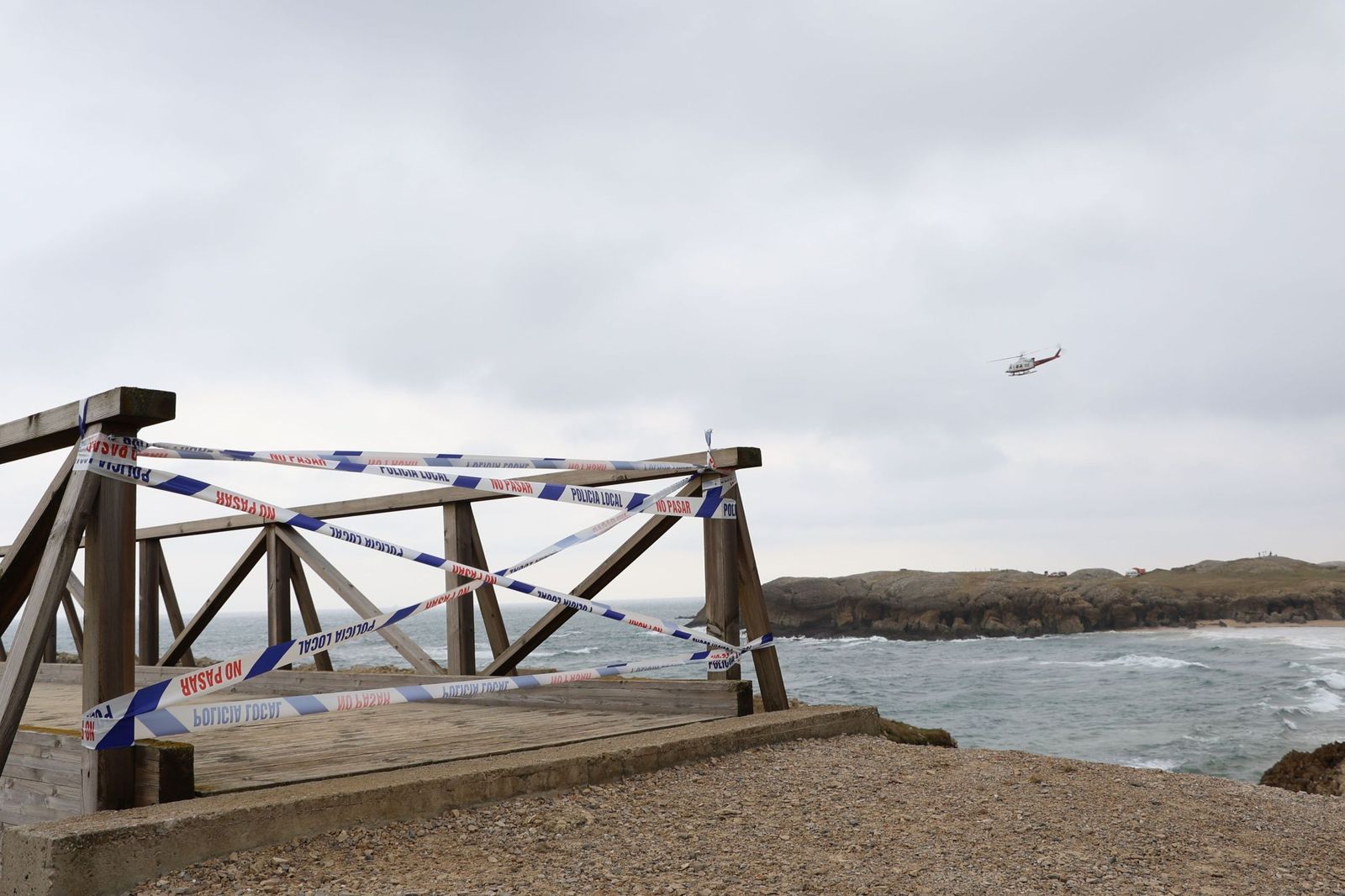 La pasarela de madera de la senda litoral de El Bocal, en Santander, permanece precintada tras el derrumbe que causó la muerte de seis jóvenes, entre ellos una estudiante de Almería.