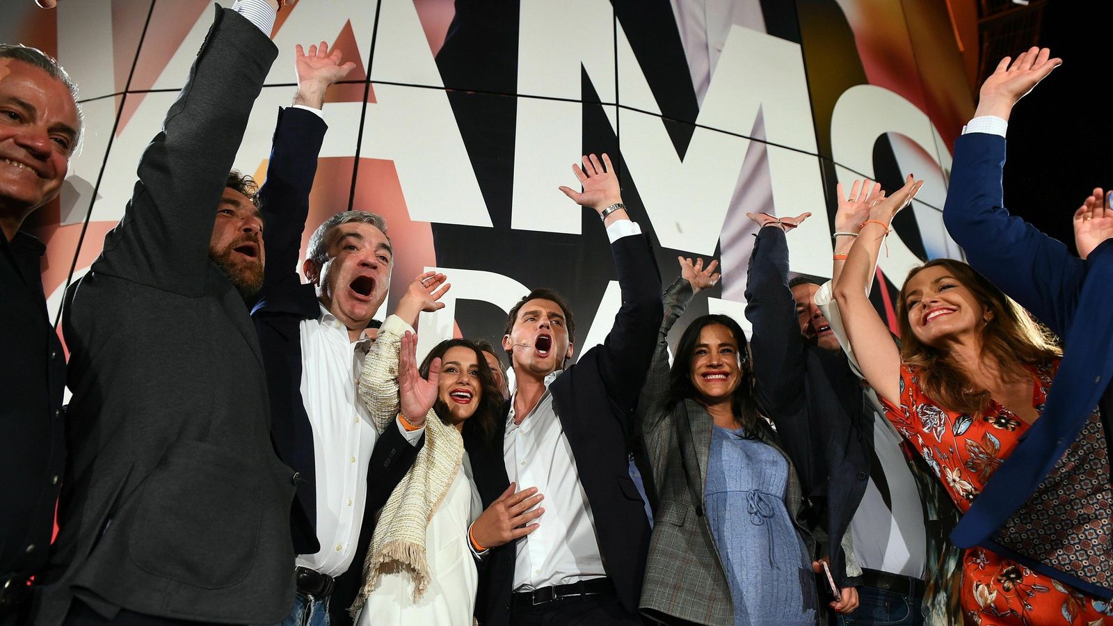 Albert Rivera, con su equipo más cercano, celebra los resultados.