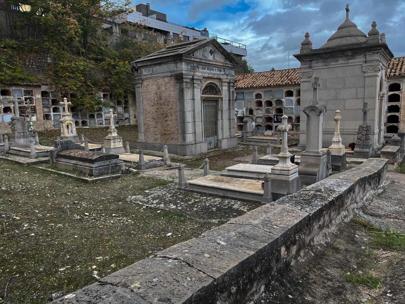 Día de Los Santos en el cementerio de San Fernando y San Eufrasio de Jaén, en imágenes