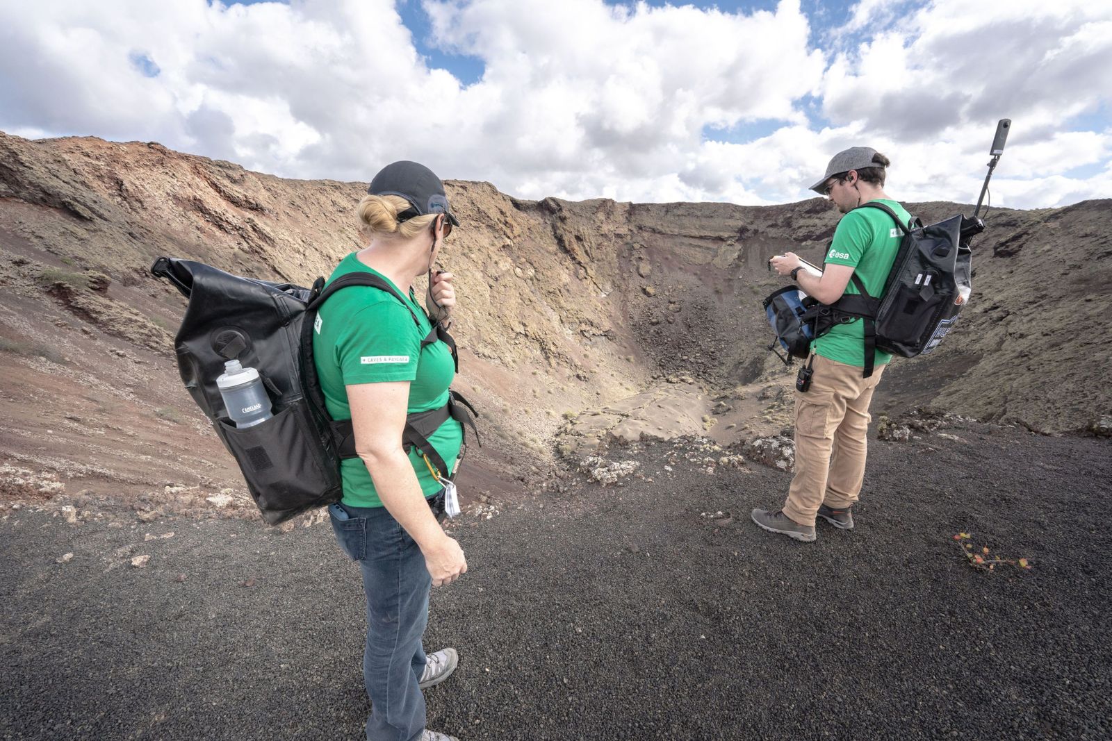 En la imagen facilitada por la ESA, la astronauta Kathleen Rubins (i) y el ingeniero Robin Eccleston (d) exploran la montaña del Señalo, en Tinajo (Lanzarote).