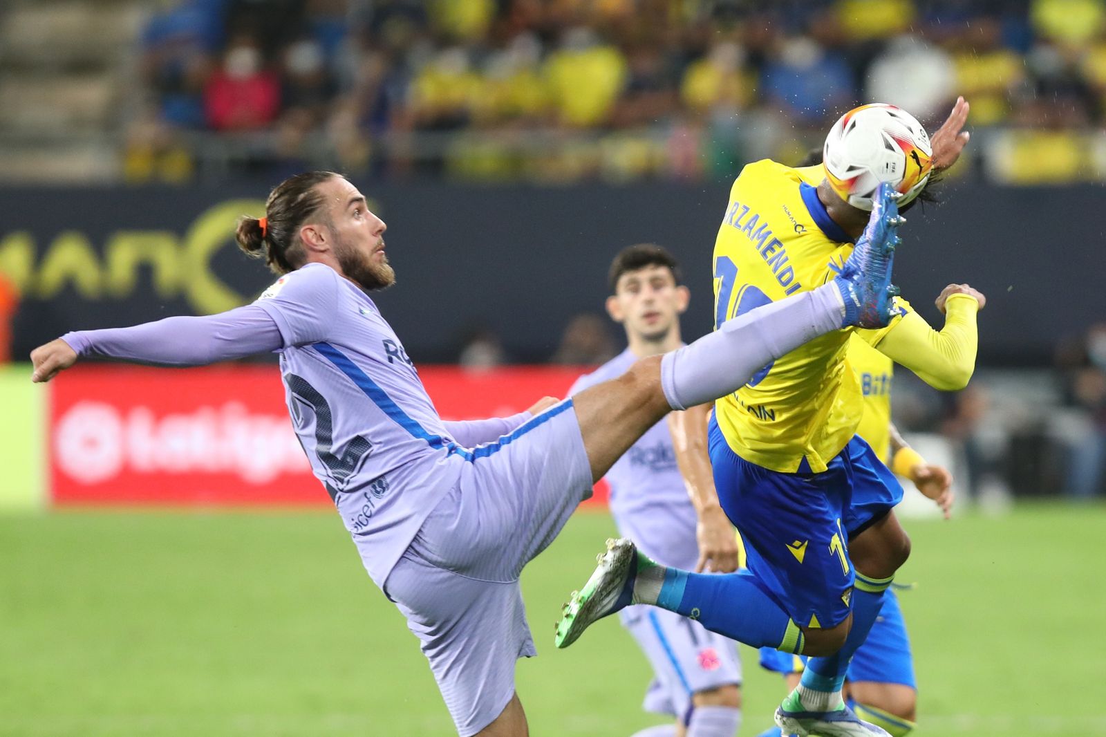 Arzamendia y Mingueza en plena disputa del balón.
