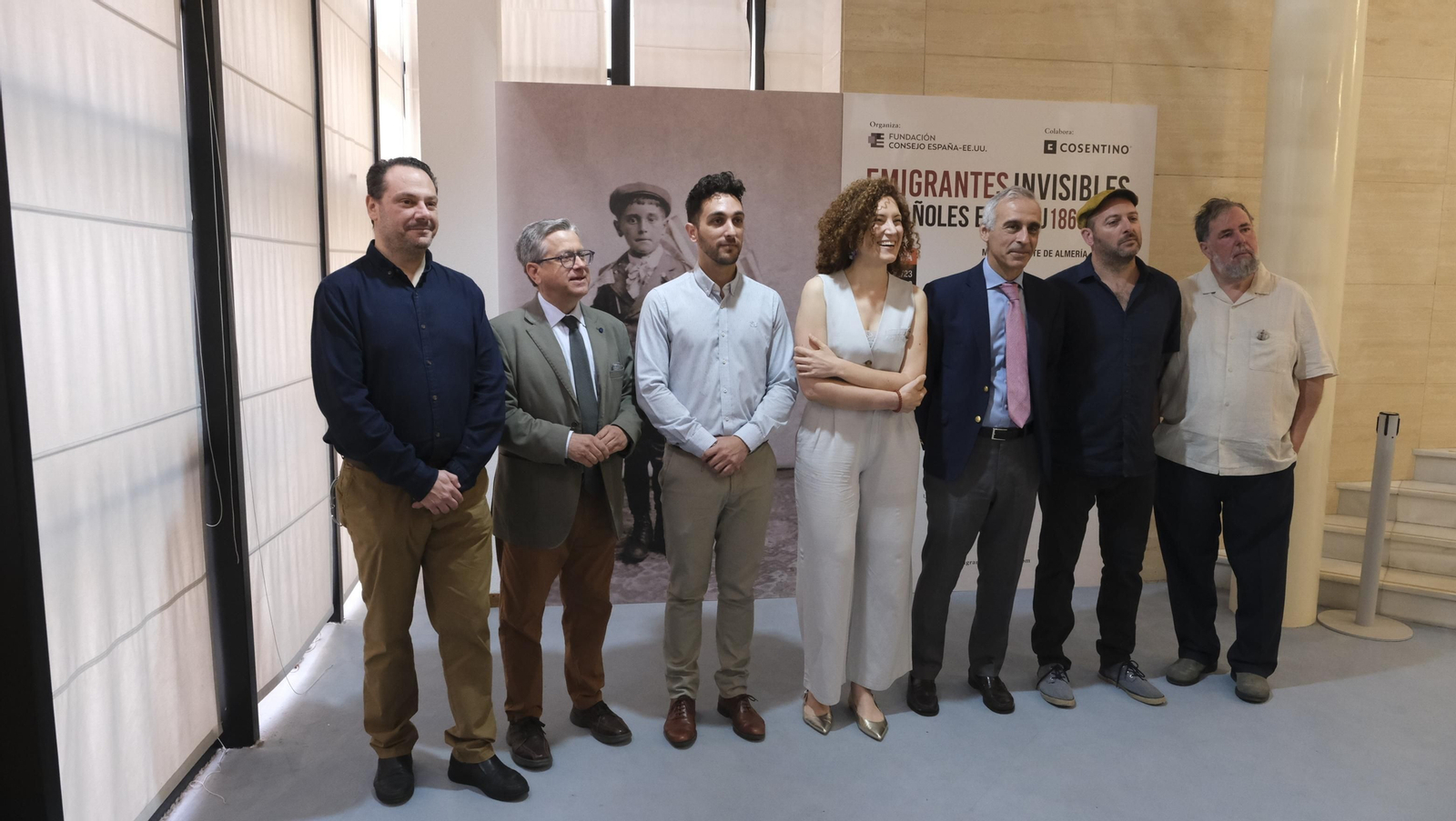 Organizadores de la exposición, así como los comisarios de la muestra, que es una auténtica joya fotográfica con mucha historia.