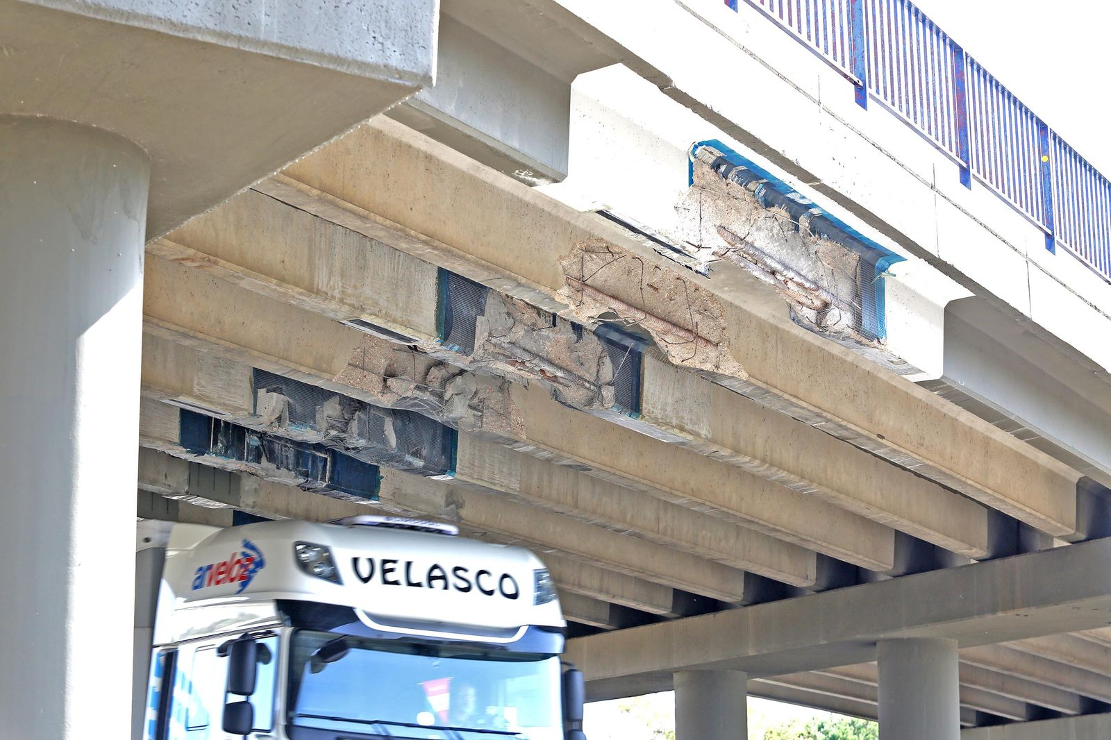 Aspecto que presenta el paso elevado de la Carretera de Arcos sobre la Autopista AP-4