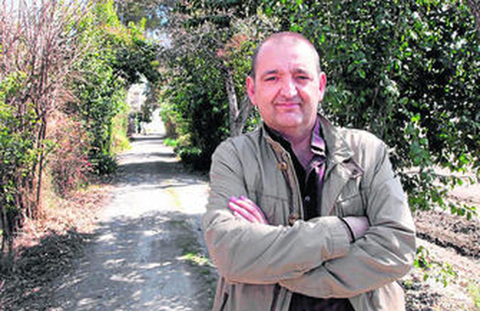José Castillo en el camino que lleva al cortijo de la Huerta del Tamarit, en la Vega de Granada.