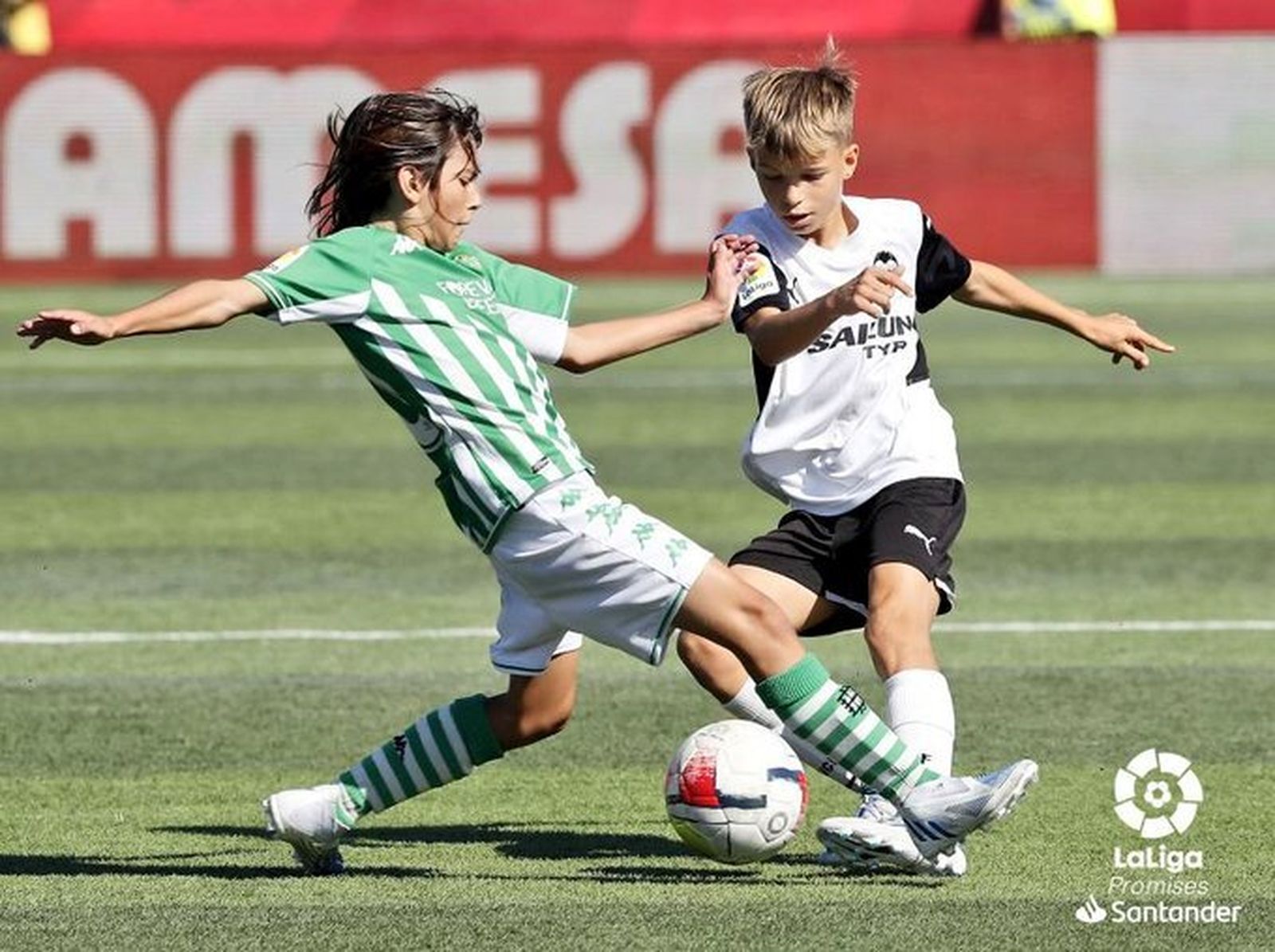 Lance del partido entre el Betis y el Valencia.