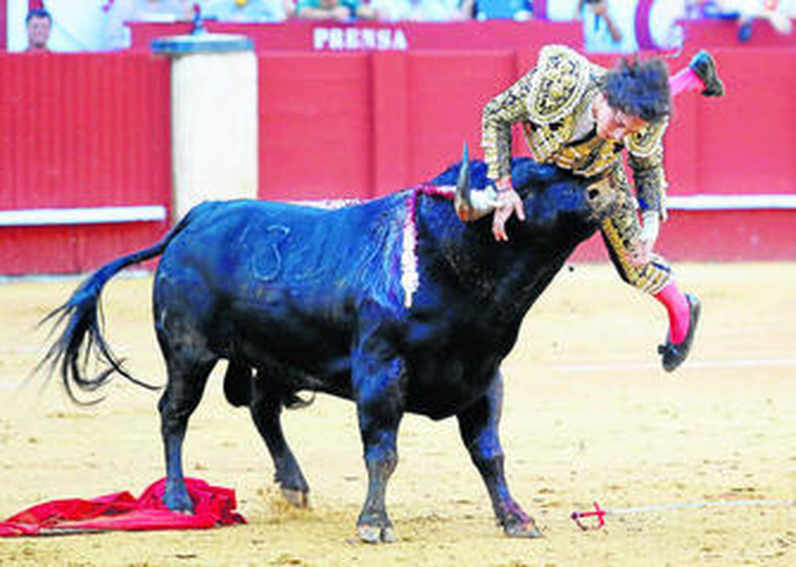 Andrés Roca Rey, corneado en el abdomen por su primer toro de ayer en La Malagueta.