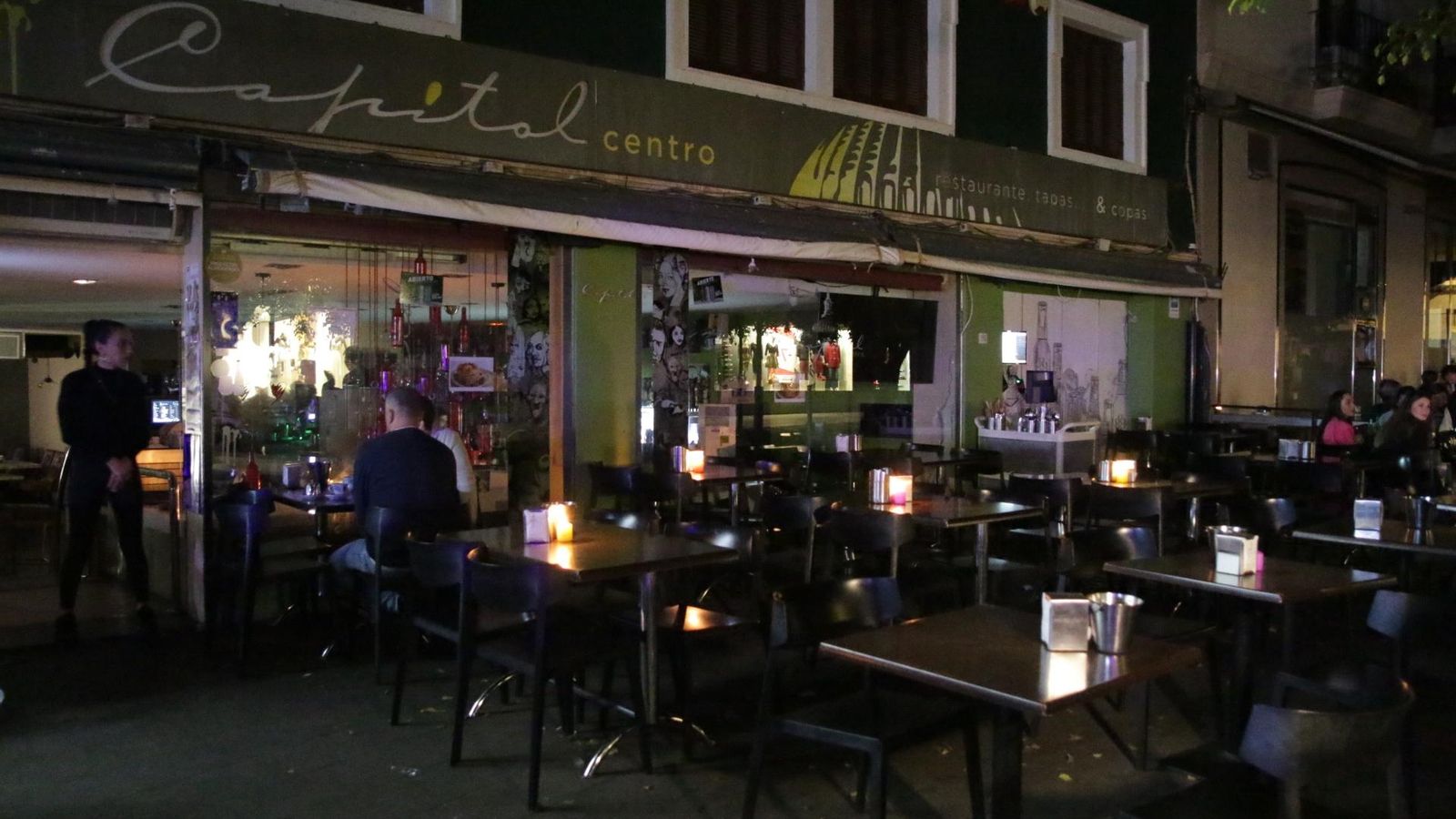 Velas encendidas y luces apagadas en los establecimientos de la plaza Marqués de Heredia