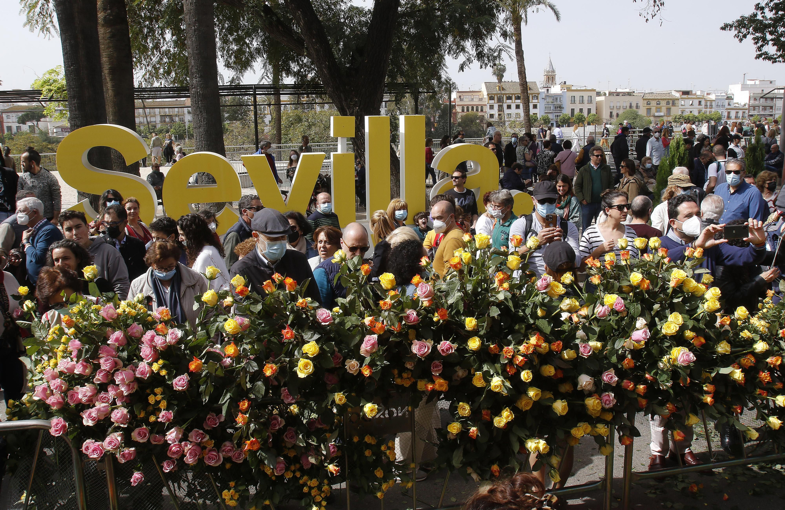 CORTE DEL PASEO COLON CON MERCADILLOS Y COLOCACION DE FLORES