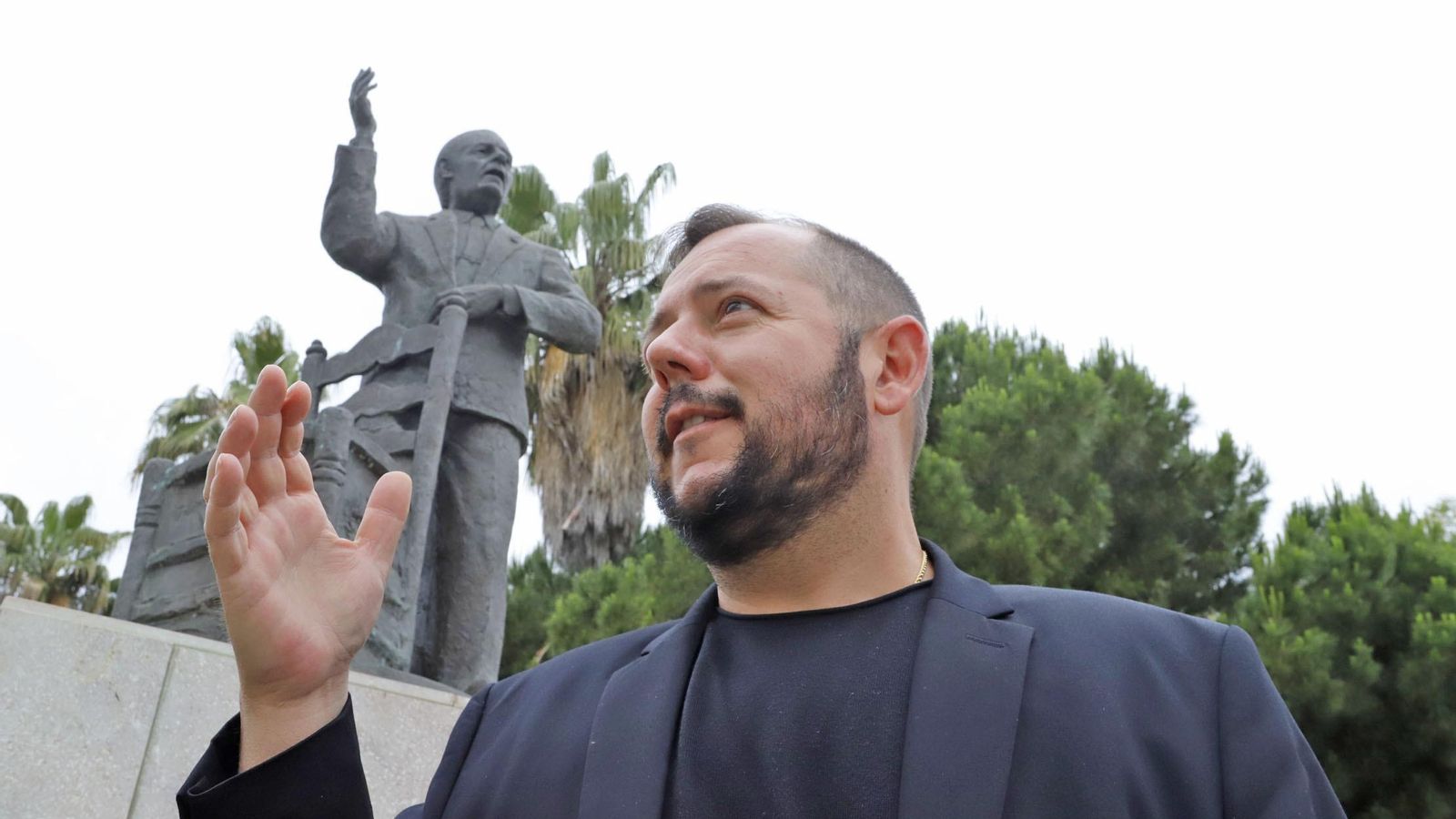 El cantaor ante el monumento a Paco Toronjo.