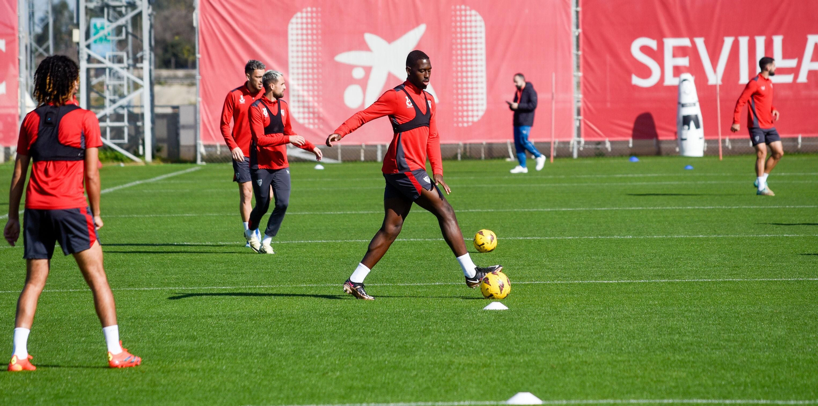 Soumaré, único medio centro disponible, con balón ante Hannibal.