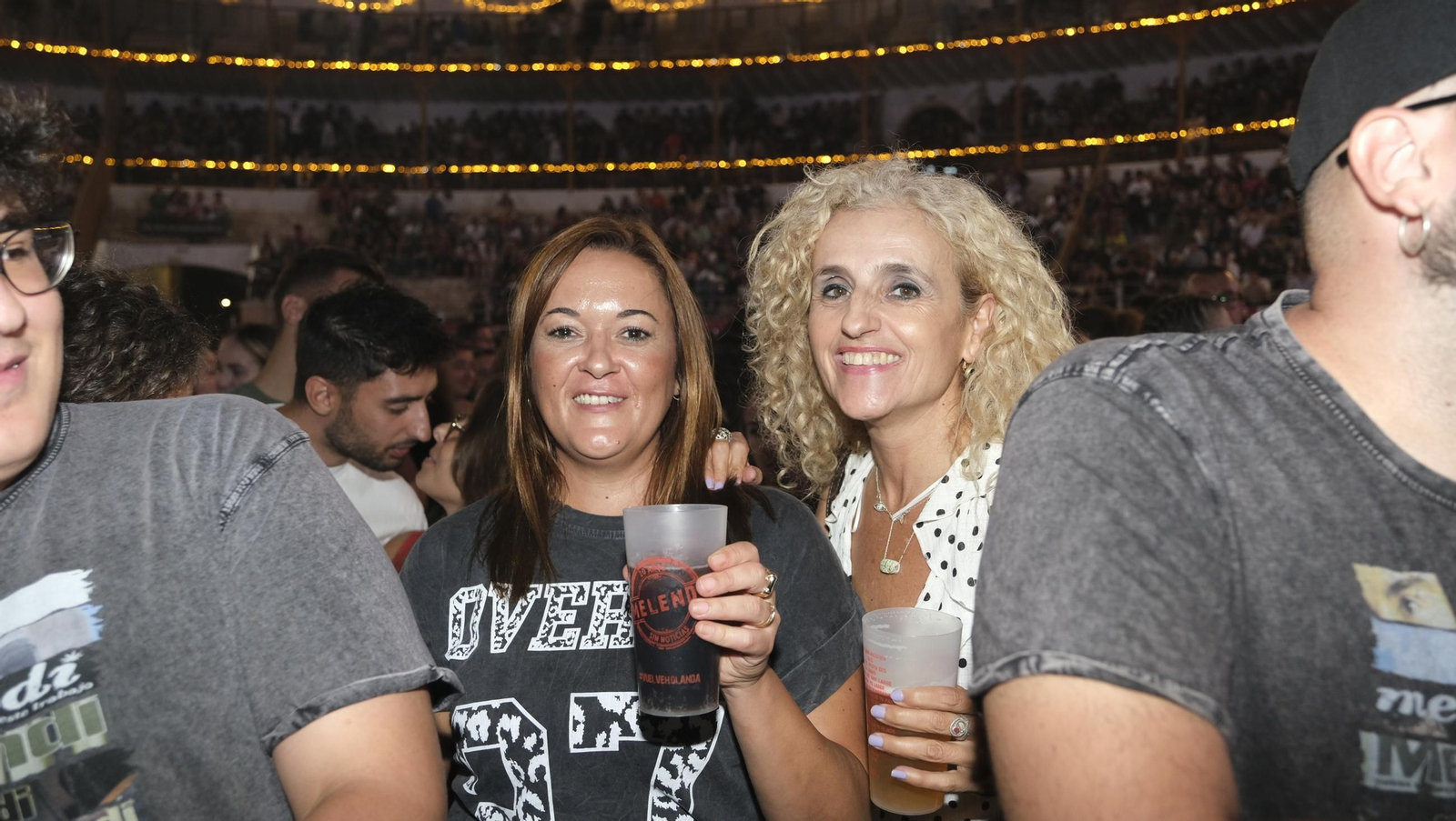 El concierto de Melendi llena de fans la Plaza de Toros de Almería, en imágenes