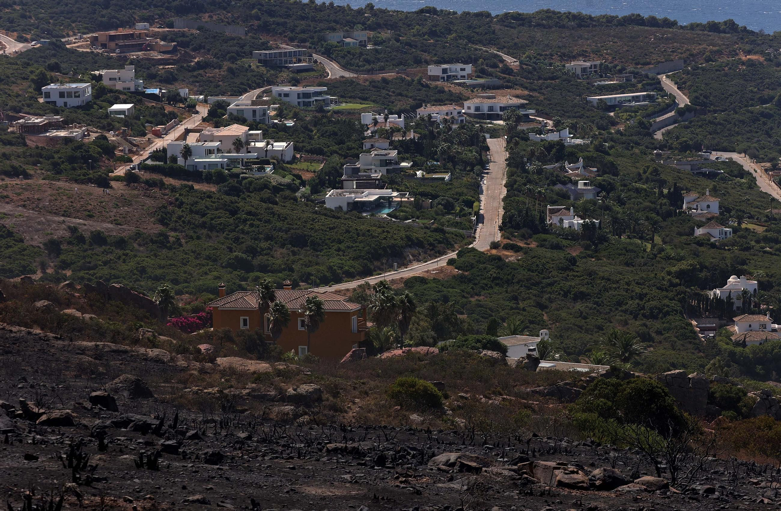 Así han quedado Atlanterra y Zahara de los Atunes tras el incendio forestal en la Sierra de la Plata de Tarifa