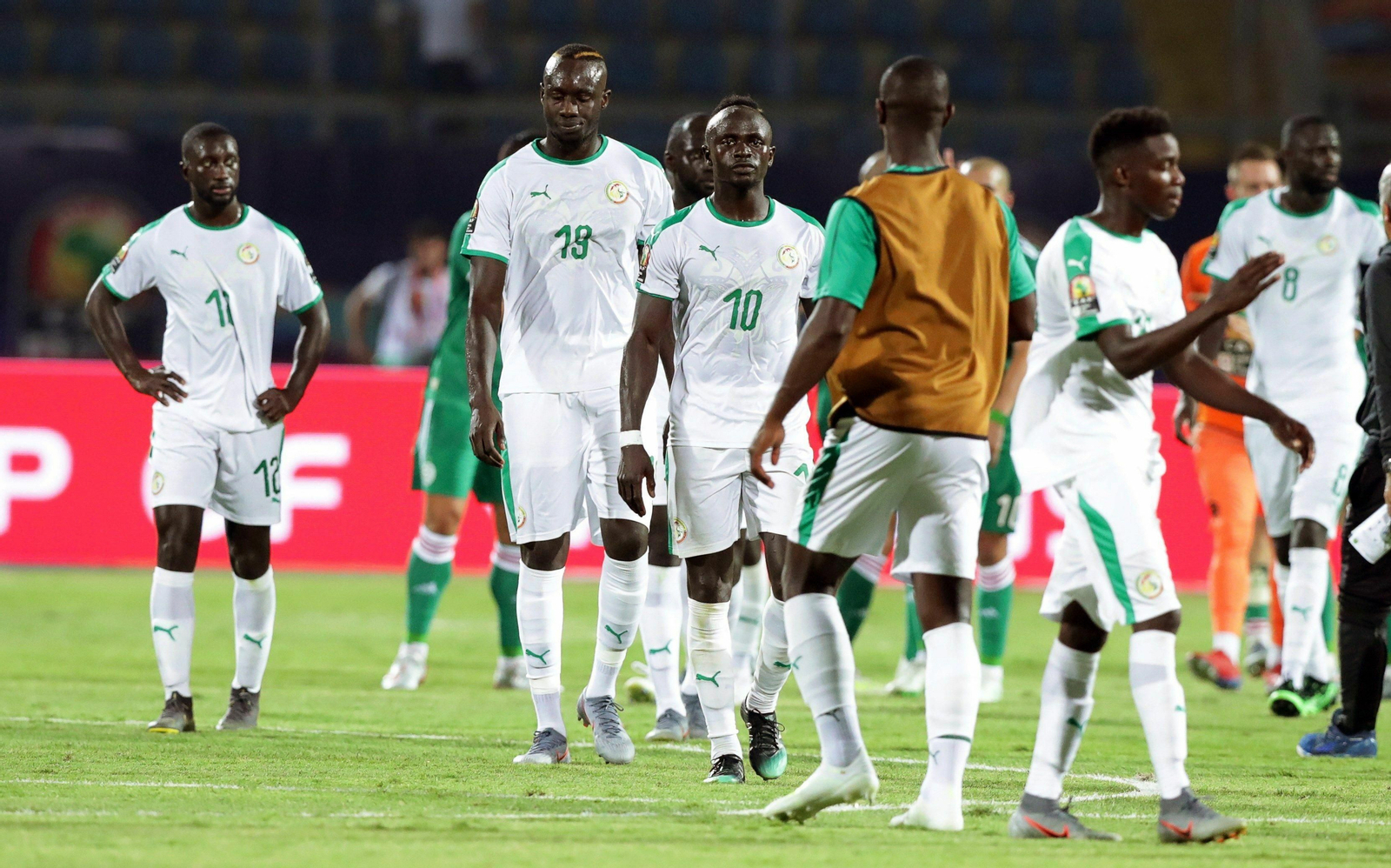Los jugadores de Senegal, con semblante serio tras caer ante Argelia.