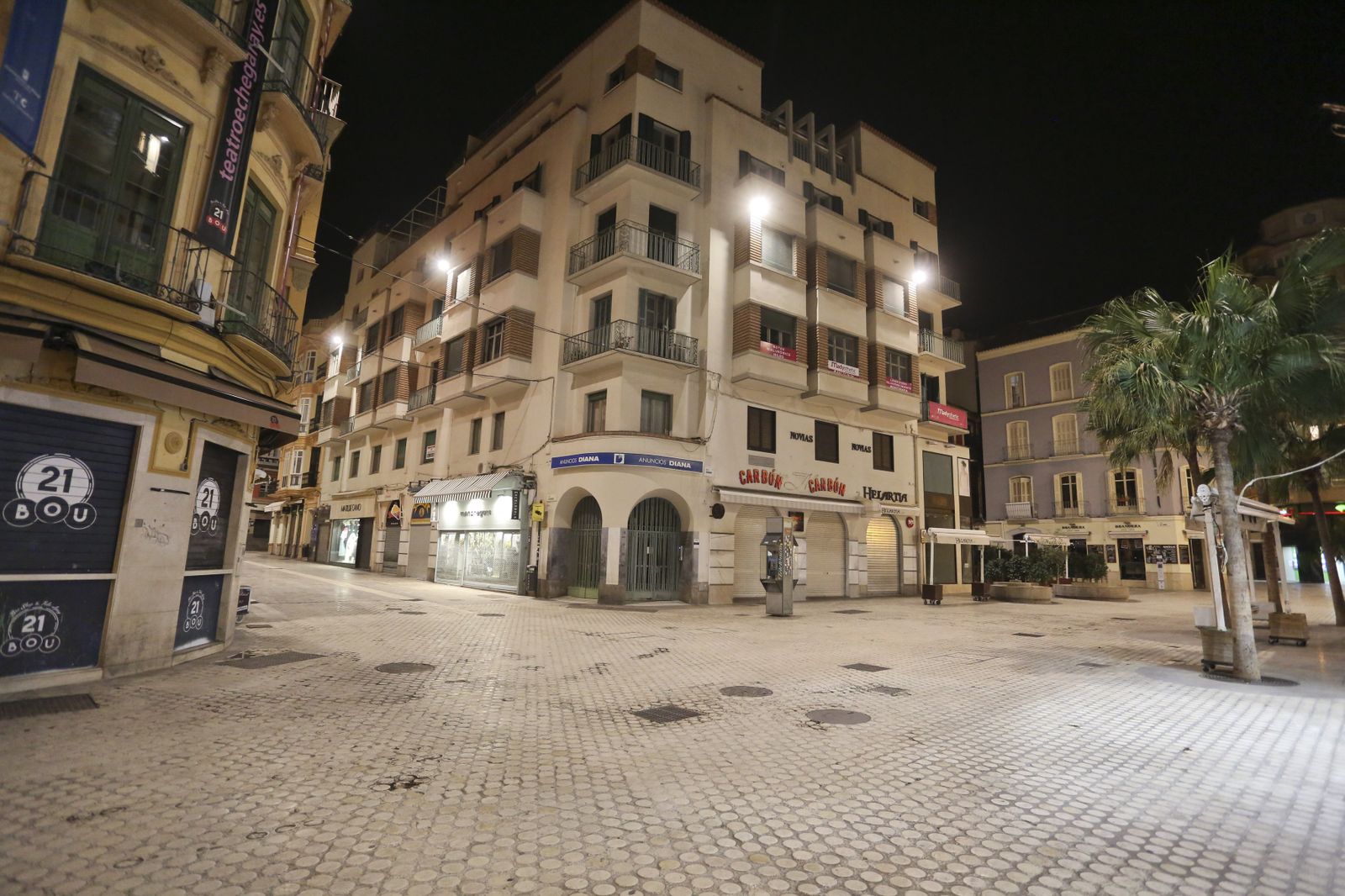 El coronavirus dibuja una noche desierta en el centro de Málaga, en fotos