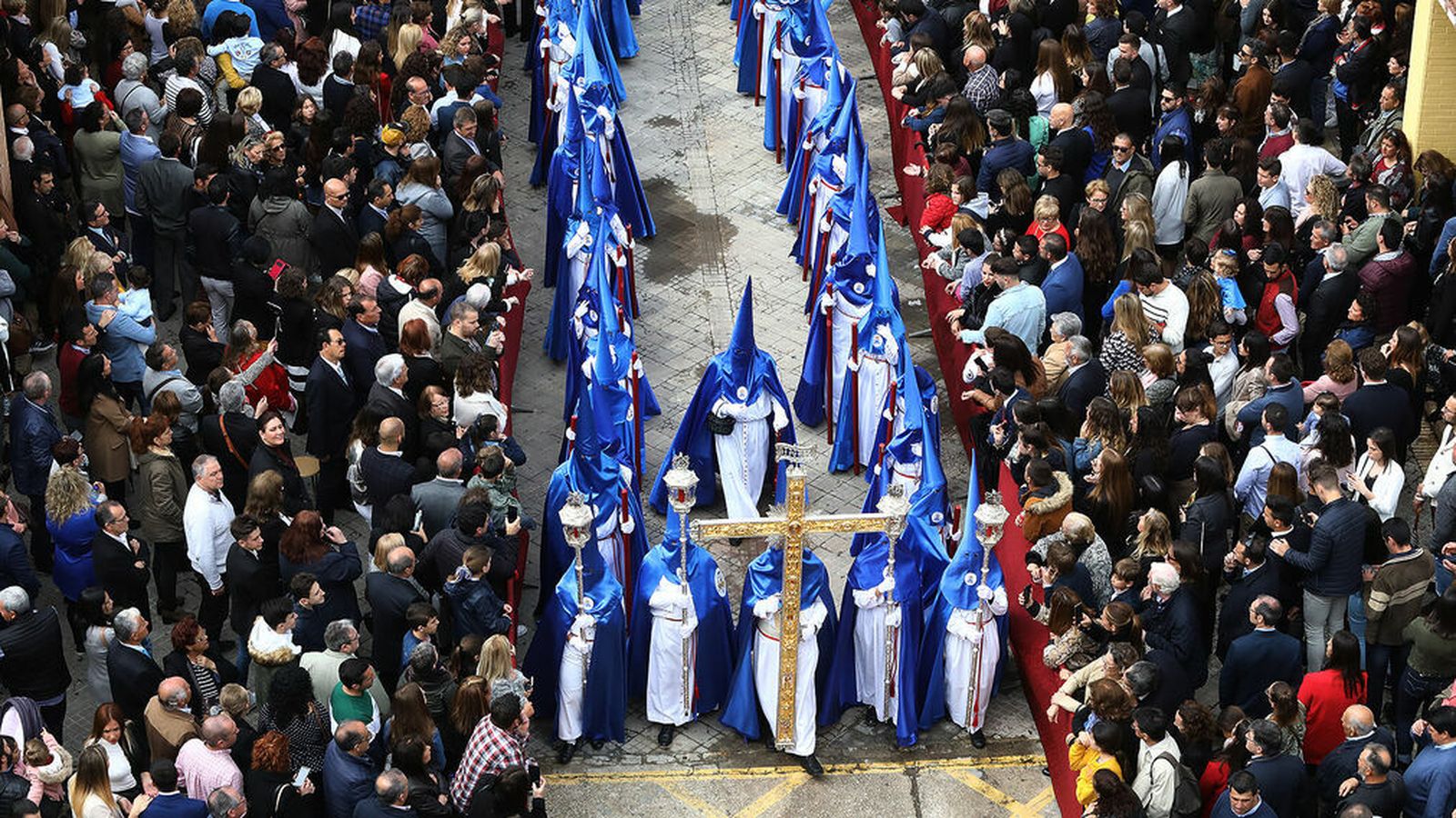 Cortejo de nazarenos de la Exaltación saliendo de Las Viñas.