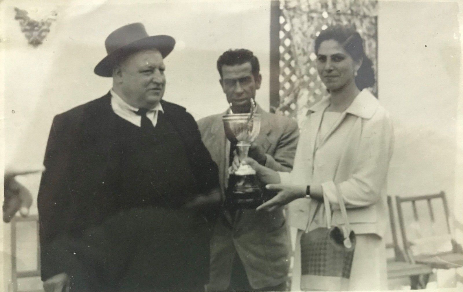Manuel Camas, con sombrero, recogiendo uno de los muchos trofeos que ganó el Soyca.
