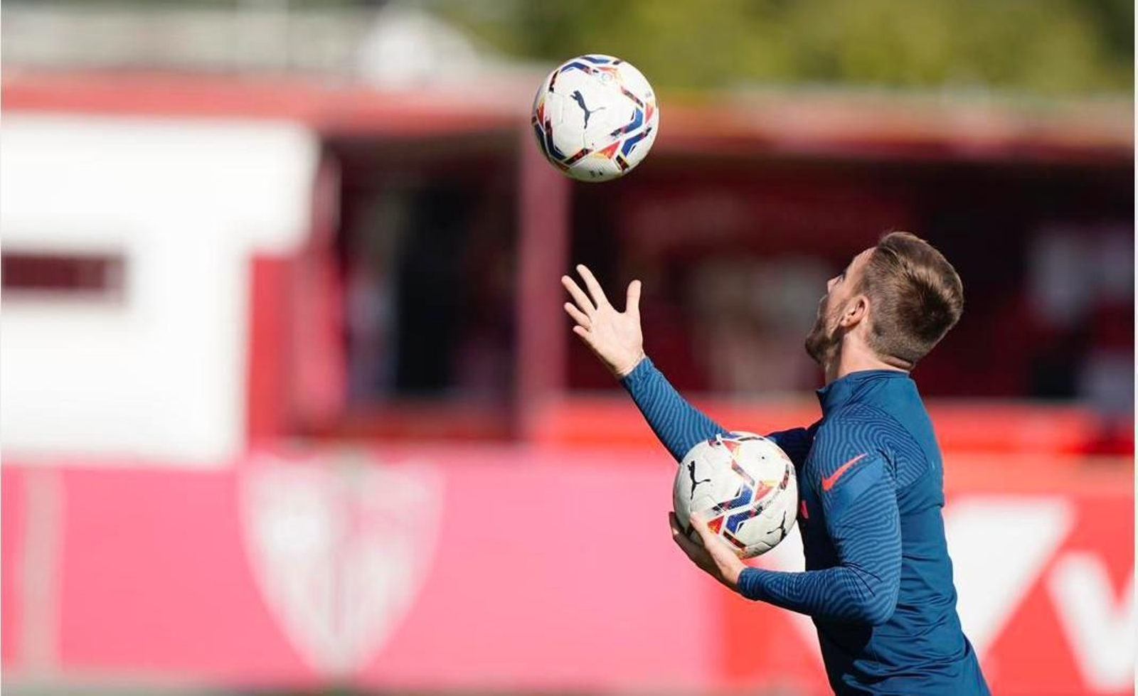 Rakitic realiza malabarismos con varios balones.