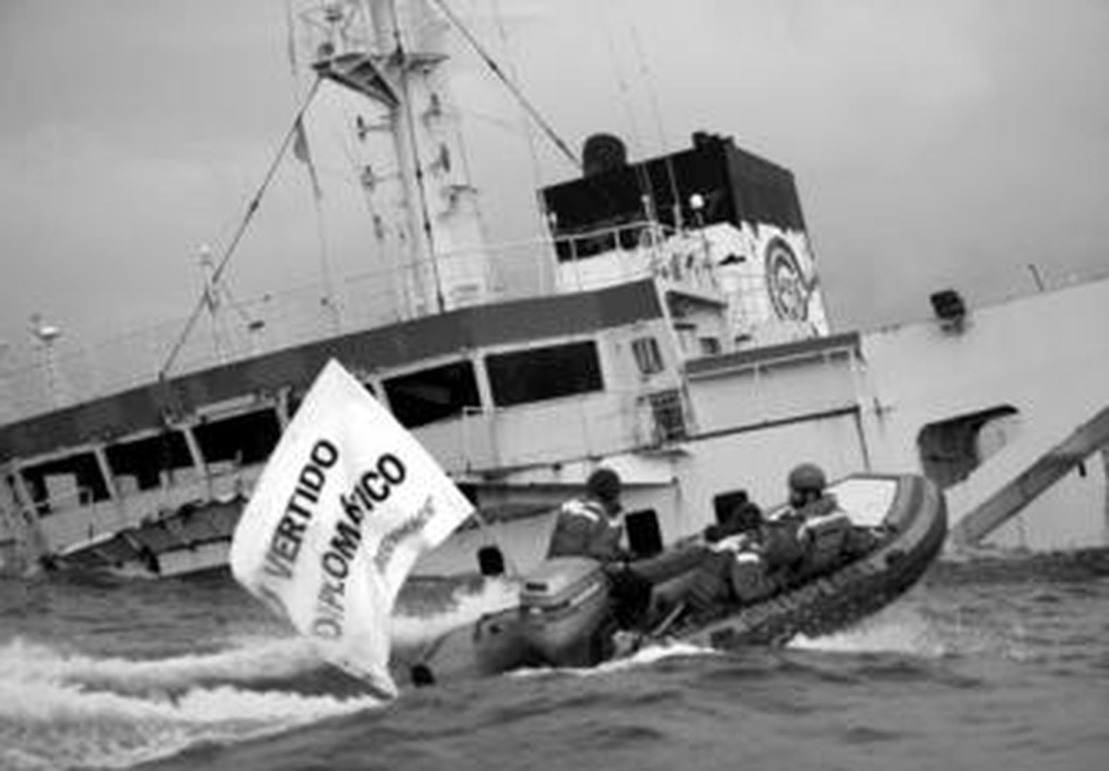 Activistas de Greenpeace portan una pancarta junto al 'New Flame'.