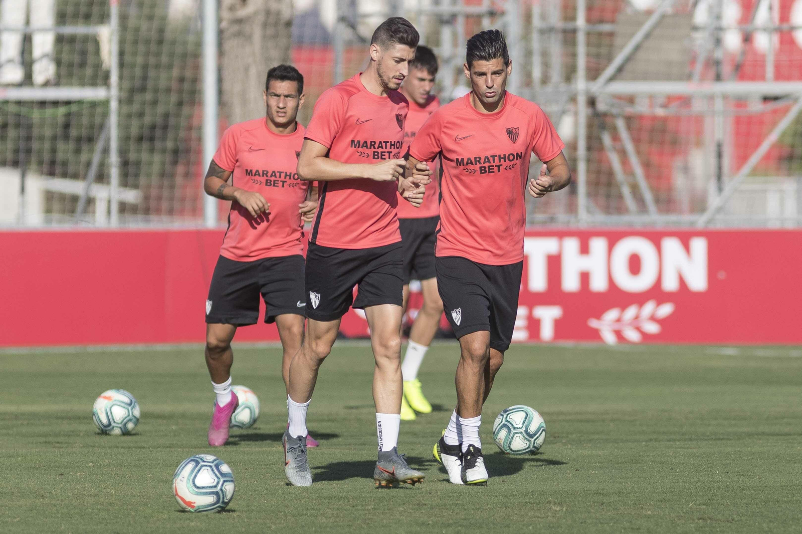 Escudero dialoga con Nolito ante Rony Lopes.