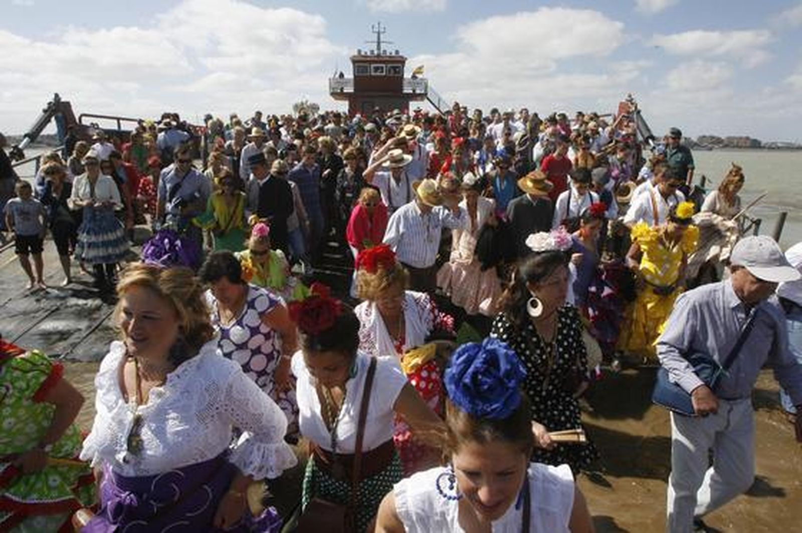 La filial de Sanlúcar cruzó el Guadalquivir camino de El Rocío. 

Foto: Borja Benjumeda