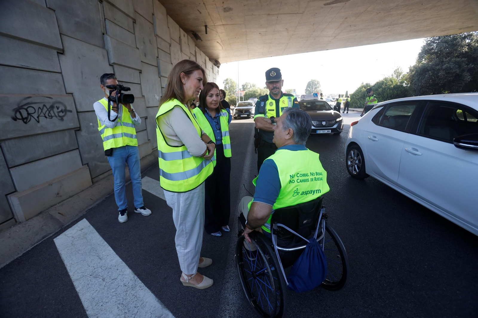 En imágenes, la campaña "No corras, no bebas, no cambies de rueda", de la Guardia Civil, DGT y Aspaym Córdoba.
