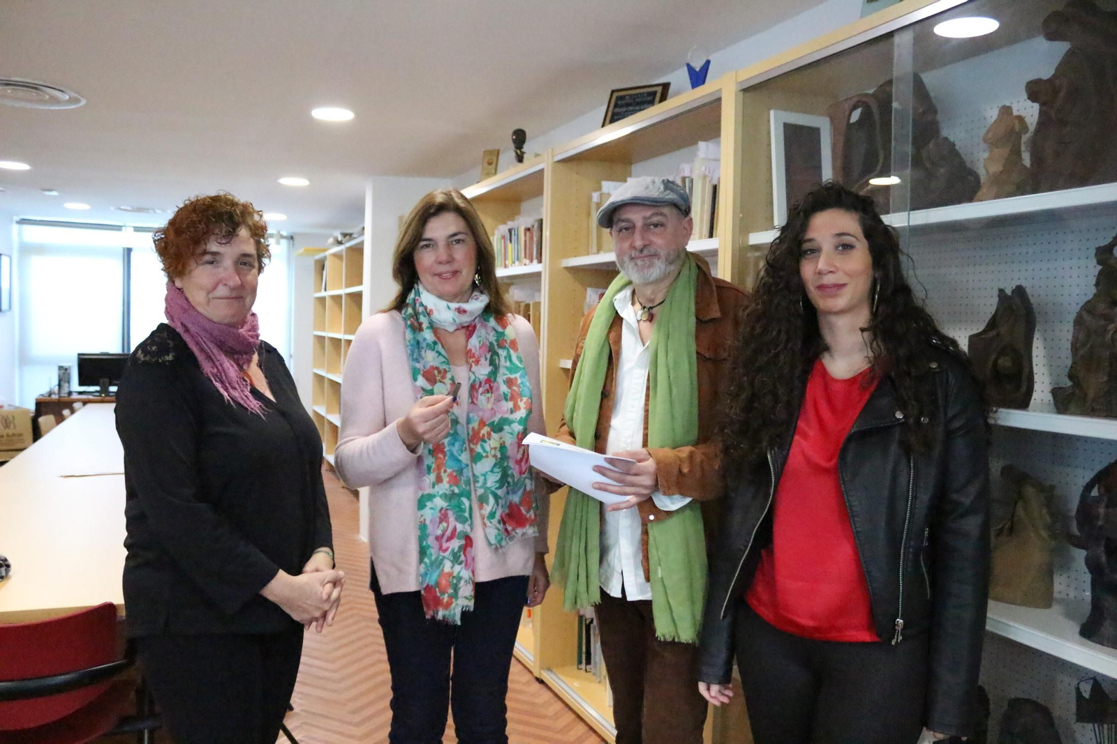 Acto de cesión del documento celebrado en la sede de la fundación.
