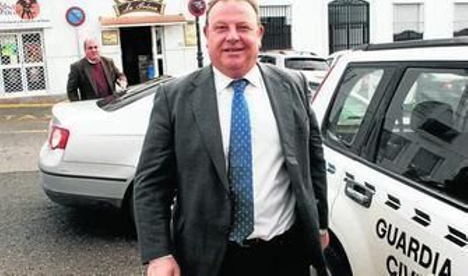 El alcalde de Arcos, José Luis Núñez (PP), ayer, a la entrada de los Juzgados de la localidad.