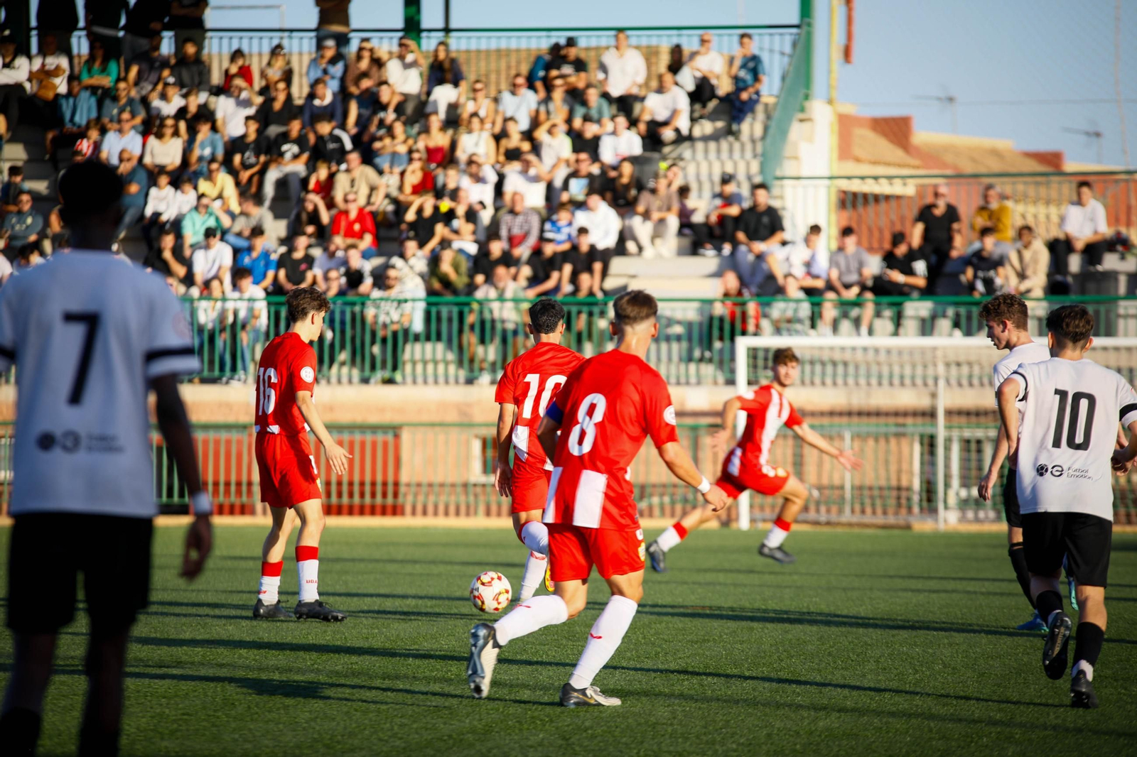 Marco Cobo conduce el balón ante el ofrecimiento de líneas de pase durante el último encuentro de los rojiblancos en el Francisco Pomedio.