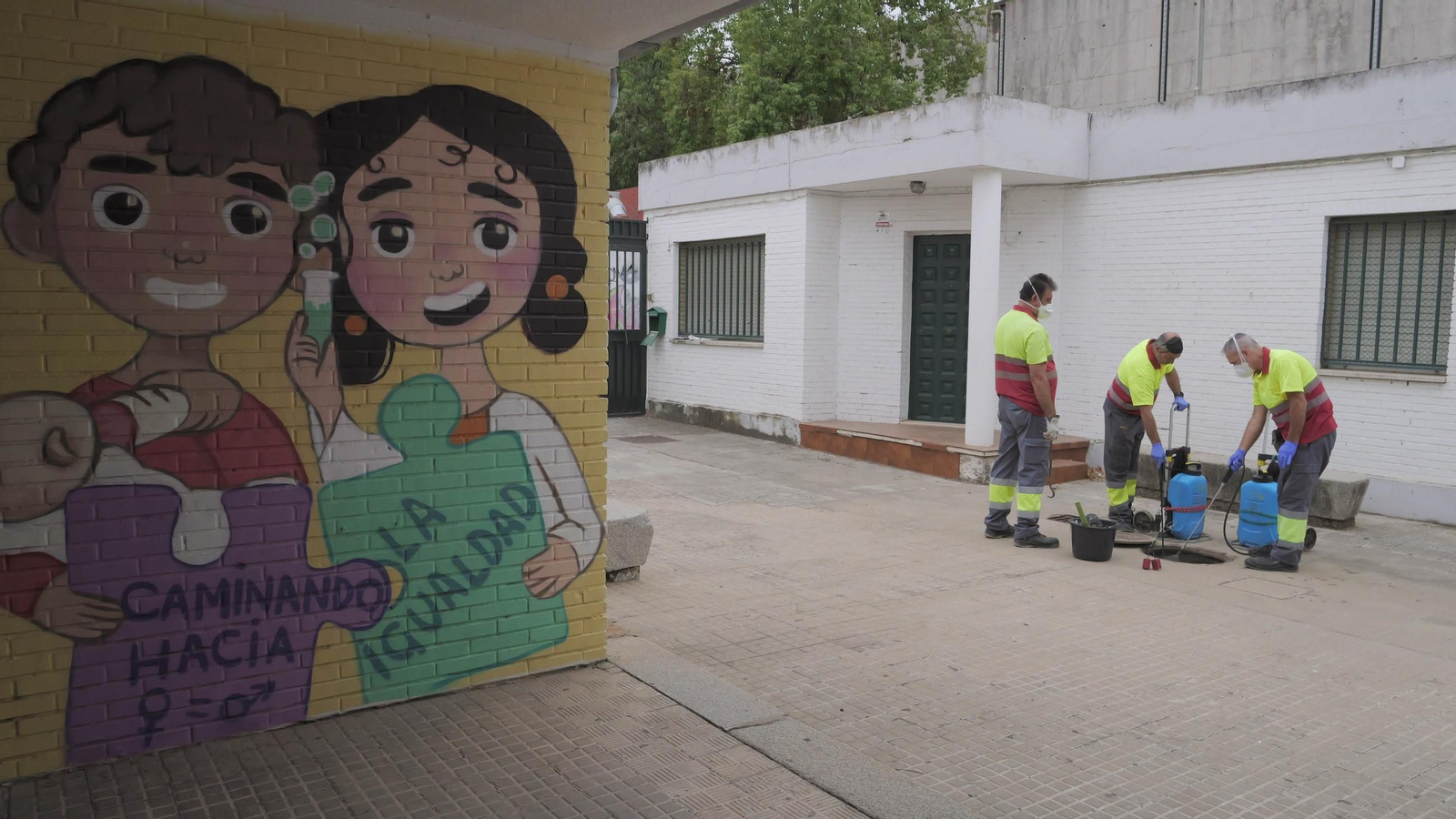 Operarios inspeccionan la arqueta de un colegio