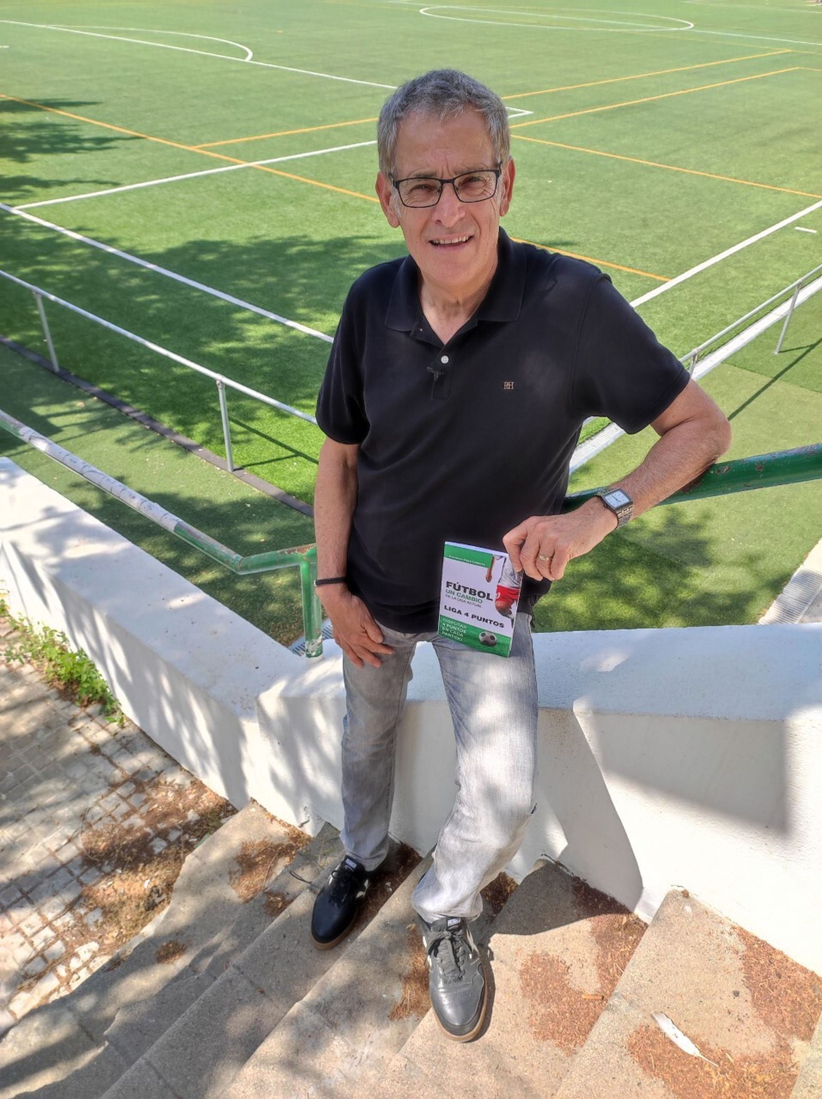 Francisco Maya Calderón posa en el campo de Molins de Rei, su localidad de adopción.