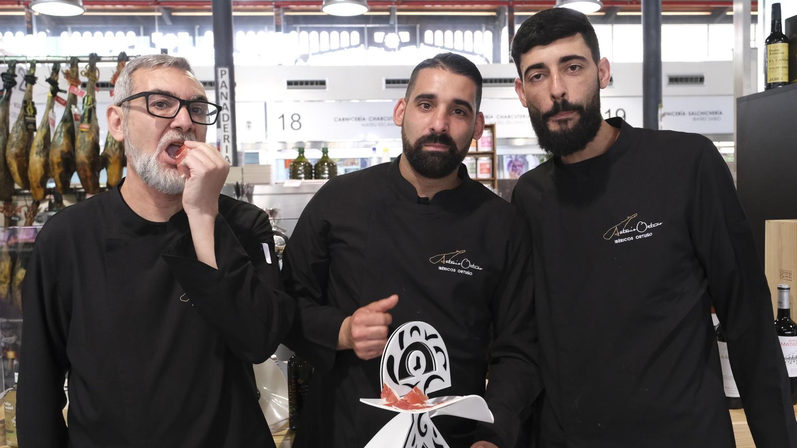 Antonio Ortuño, en el centro, con su equipo.
