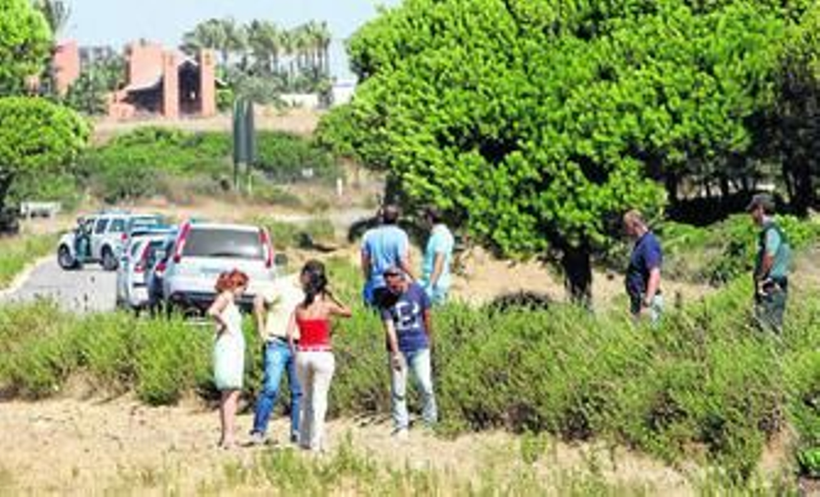 Personal del juzgado número 1 de Chiclana y de la Policía Judicial de la Guardia Civil rastrean el lugar de los hechos en busca de pruebas y pistas.