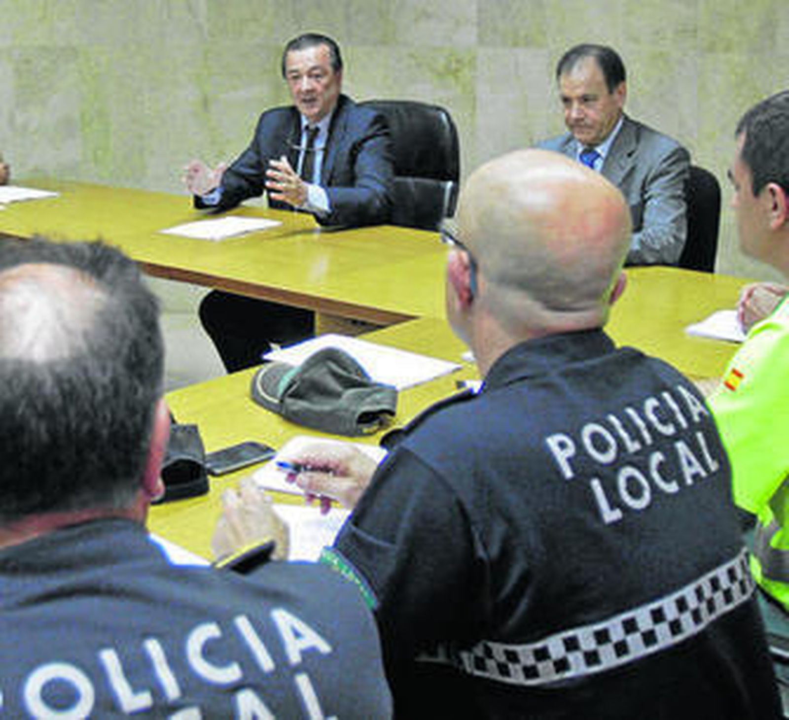 El fiscal de sala coordinador de Seguridad Víal y el fiscal delegado de Cádiz con los policías ayer.