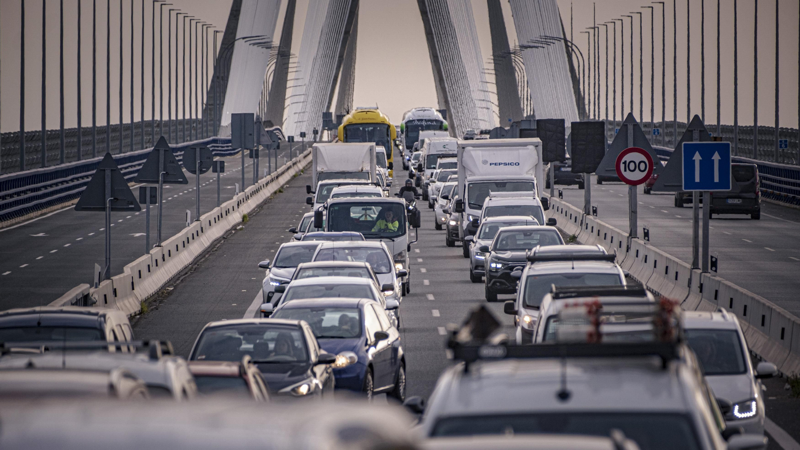 Primera mañana con el Puente Carranza cortado por obras