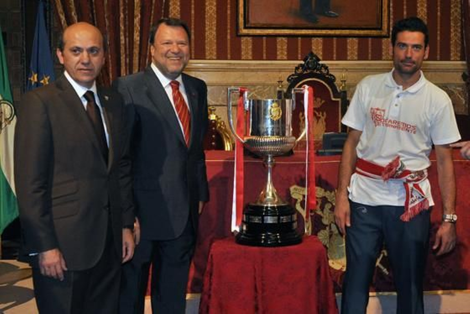 Del Nido, el alcalde de la ciudad y Andrés Palop con la Copa al frente.

Foto: Manuel Gómez