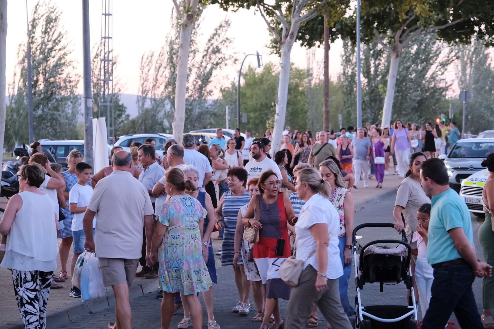 Los ambulantes celebran el primer mercadillo nocturno de El Arenal, en imágenes