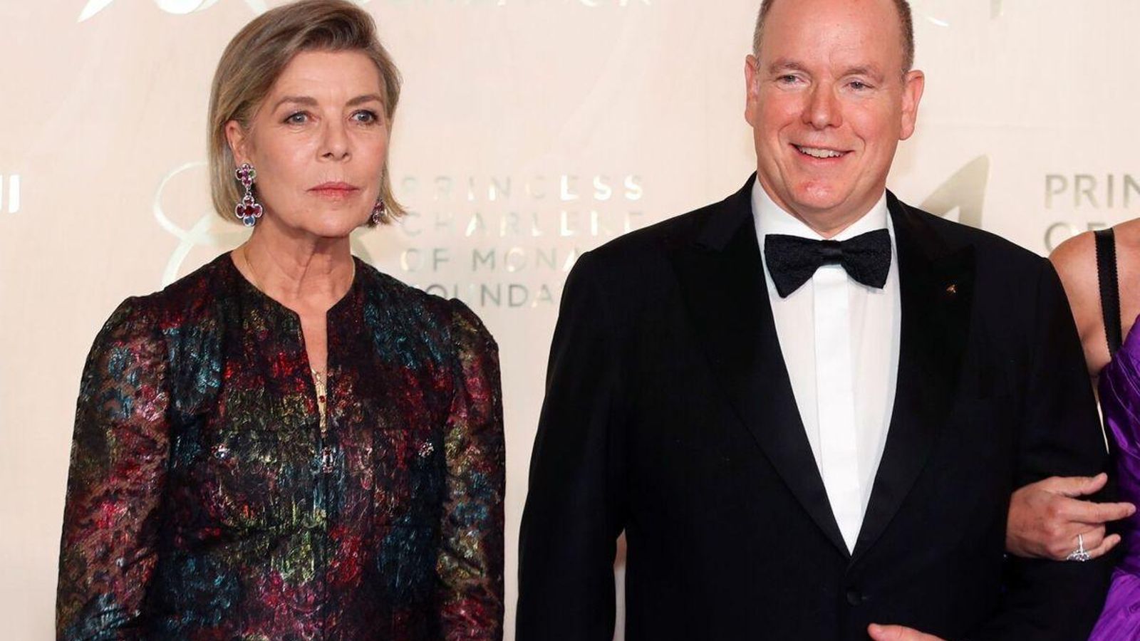 Alberto de Mónaco y Carolina, con vestido drapeado, en la 'Gala por la Salud del Planeta'.