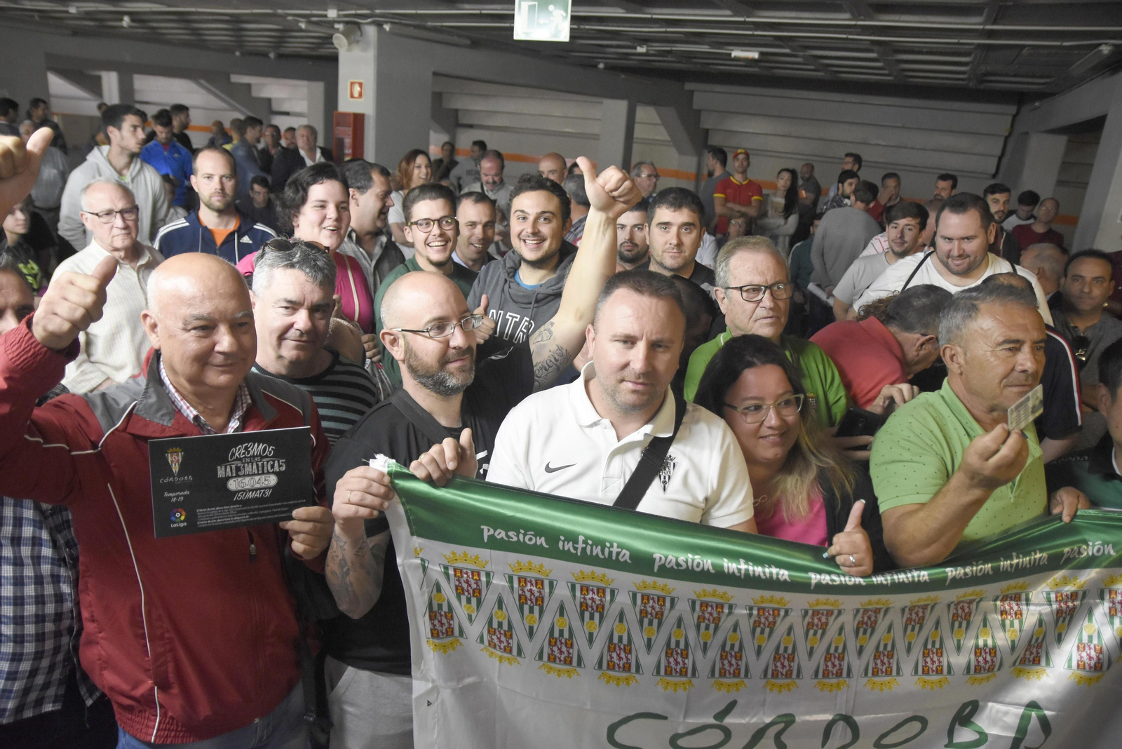 Un grupo de abonados, en el estadio, al inicio de la campaña de abonados.