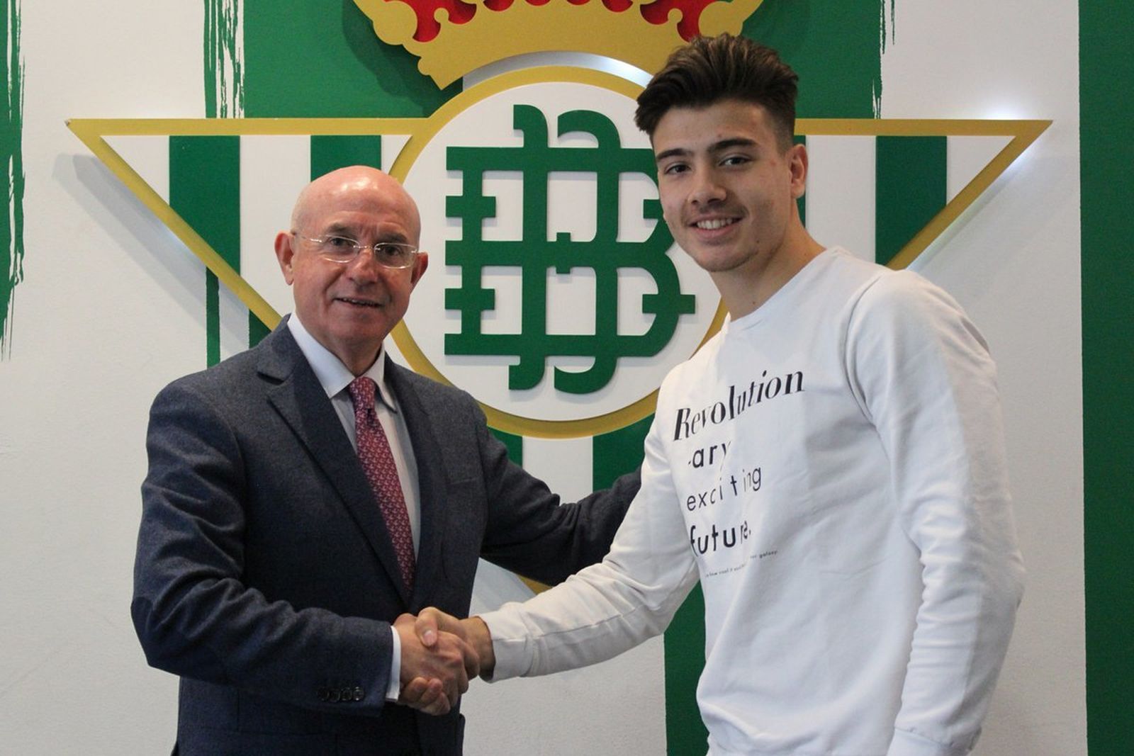 Serra da la bienvenida a Raúl Uche.