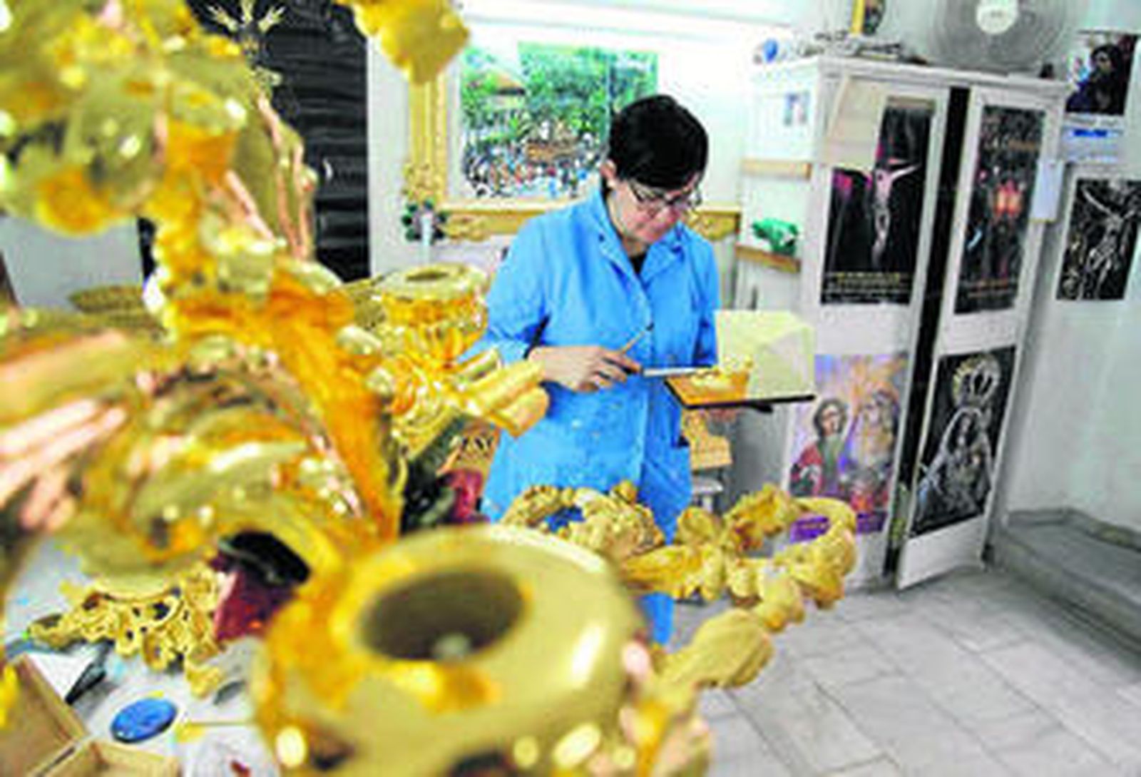 La sanluqueña Felisa García, en su taller dorando uno de los candelabros que tiene que entregar antes de Semana Santa.