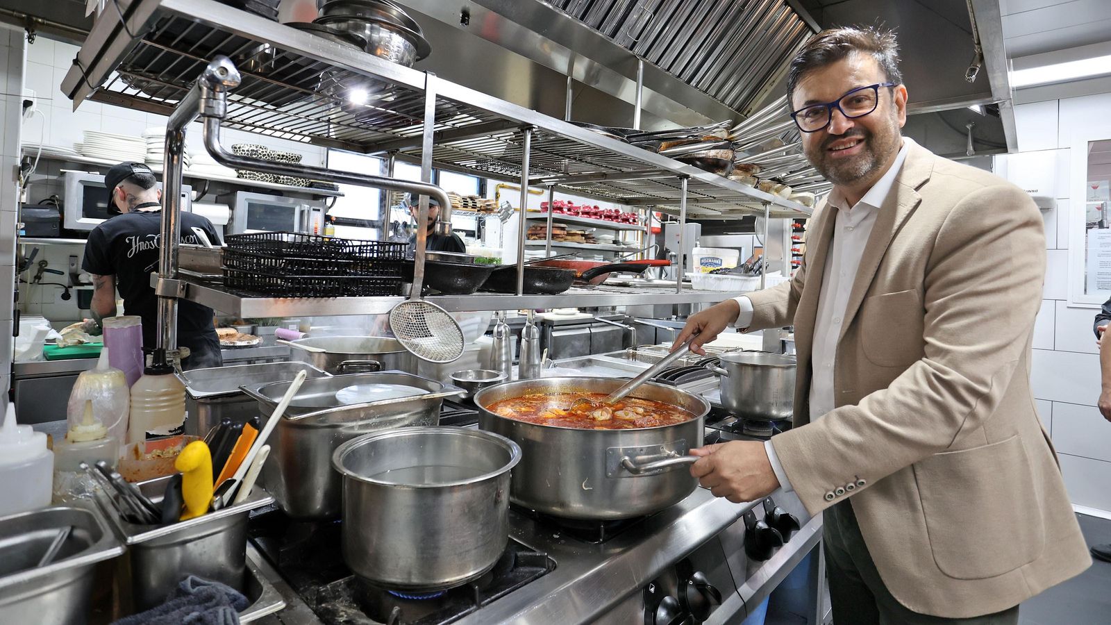 Alfredo Carrasco, en una cocina de un negocio de la ciudad.