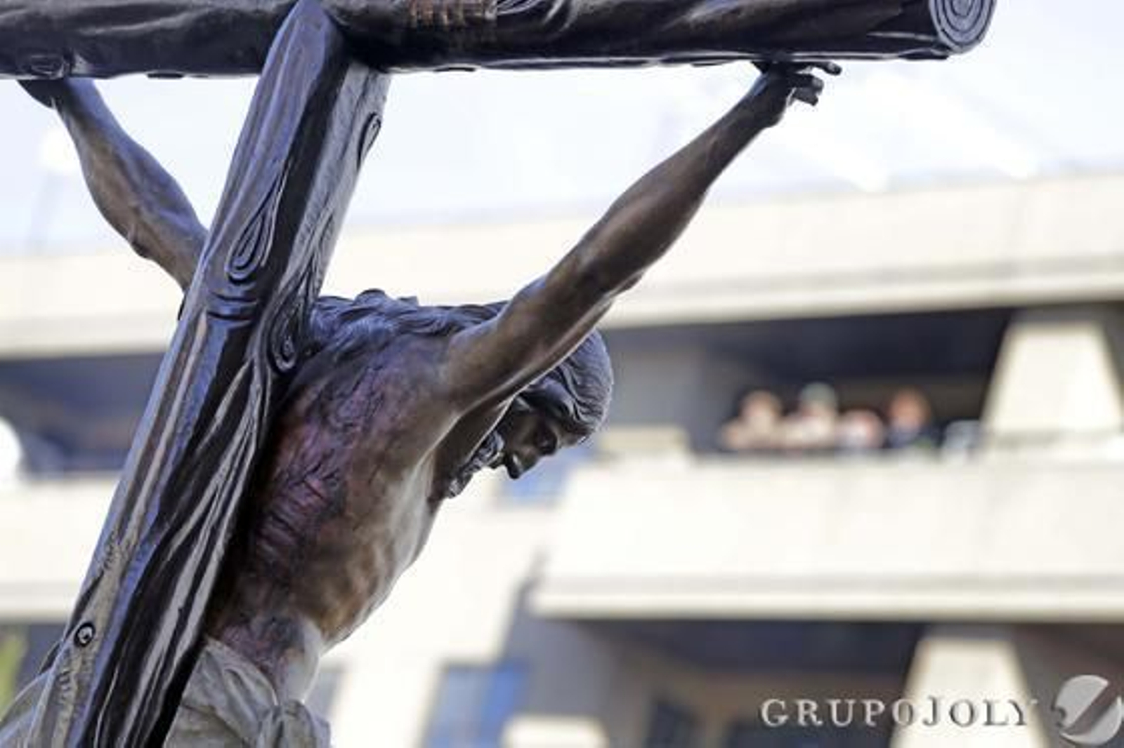 El Cristo de los cuatro clavos, al poco de empezar a recibir la luz de la tarde del Martes Santo en la calle Sevilla.

Foto: Manuel Aranda