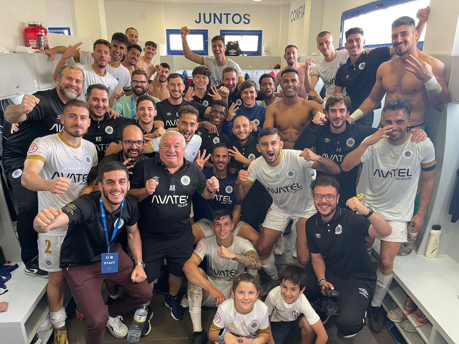 El Vélez ha celebrado a lo grande la victoria ante el líder Antequera.