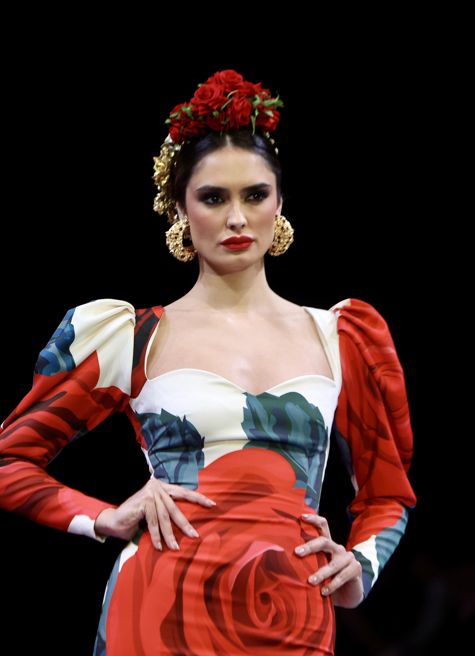 Desfile de Rosa Pedroche en SIMOF, todas las fotos