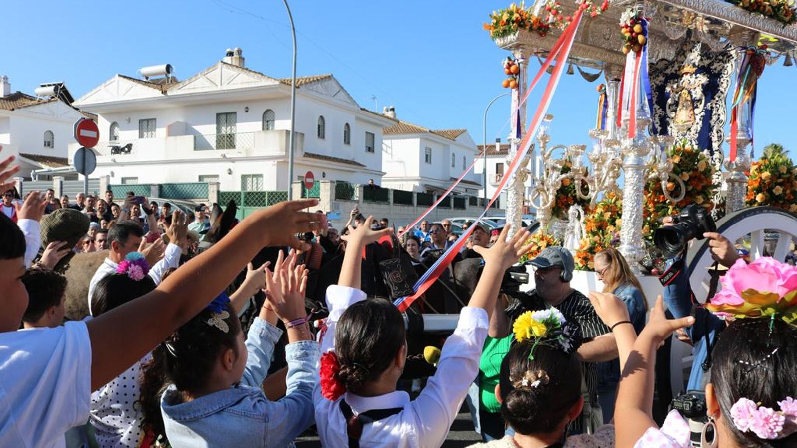 La Hermandad de Cartaya a su paso por las calles de la localidad.